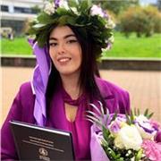 Laureata impartisce lezioni di inglese, italiano, spagnolo, francese e filosofia. Materie scientifiche fino alla 3 media